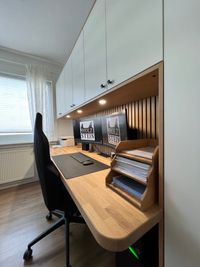 Schreibtisch mit B&uuml;roschr&auml;nke in Eiche /HPL